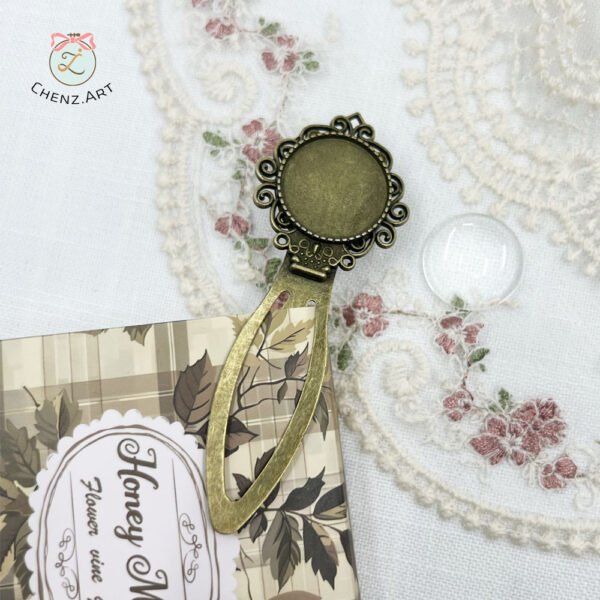 فاصل كتاب معدني