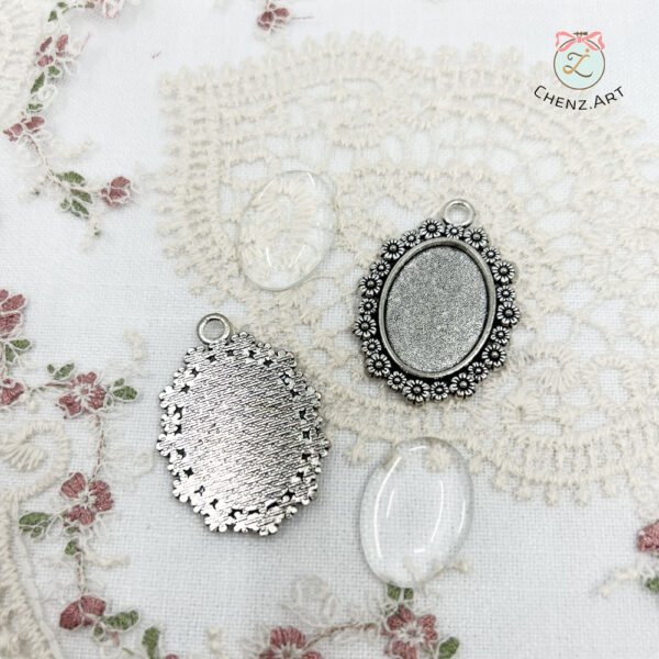 قلادة معدنية بيضاوية بإطار الورود الصغيرة ذهبي - فضي