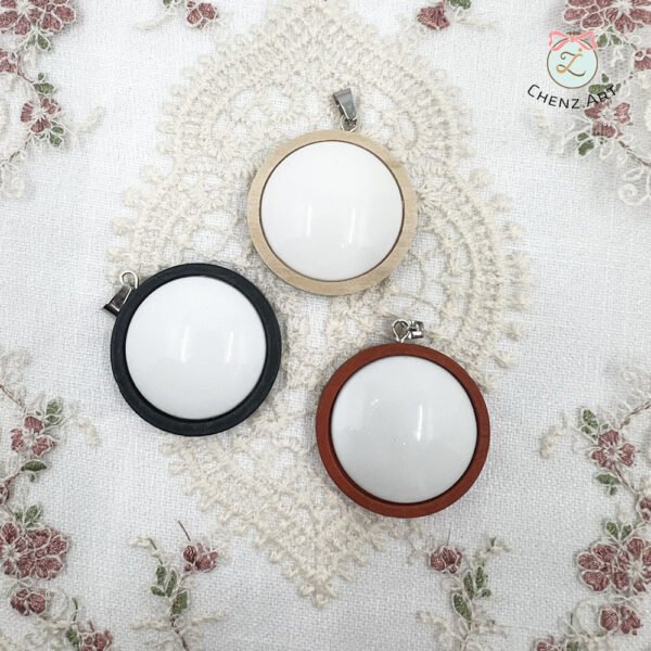 قلادة خشبية