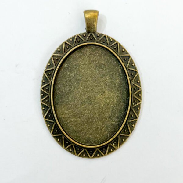 قلادة معدنية بيضاوية بإطار مزخرف