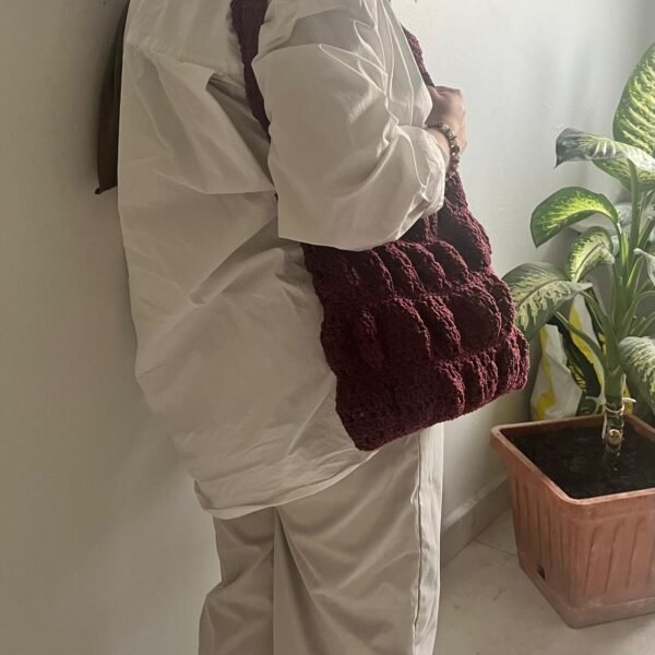 بوكس هدية من SmileMeStudio حقيبة كروشيه توت باللون العنابي – حقيبة كروشيه بوهو يدوية