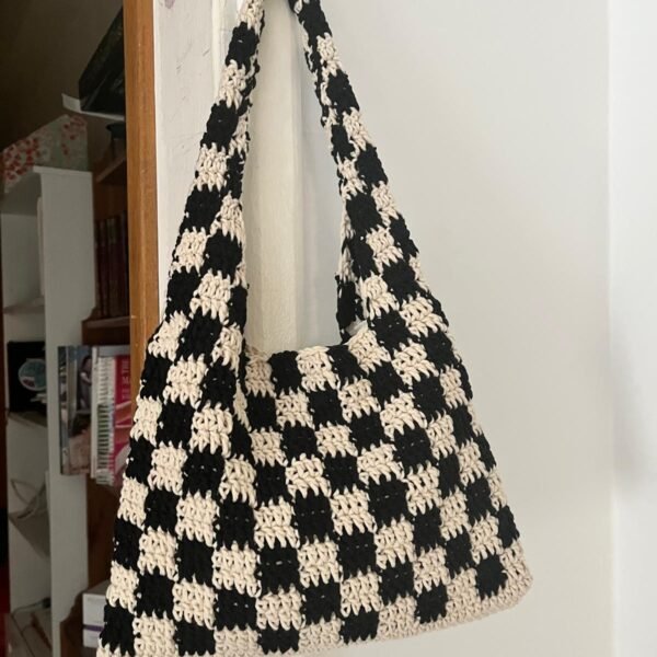 بوكس هدية من SmileMeStudio حقيبة يد كروشيه مربعات – حقيبة بوهو باللونين الأسود والبيج